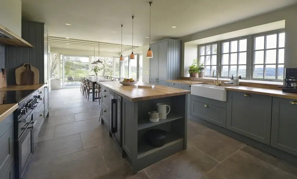 Traditional Country Kitchen with Island